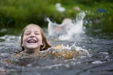 Se rafraîchir avec une baignade dans le lac à Casteljaloux